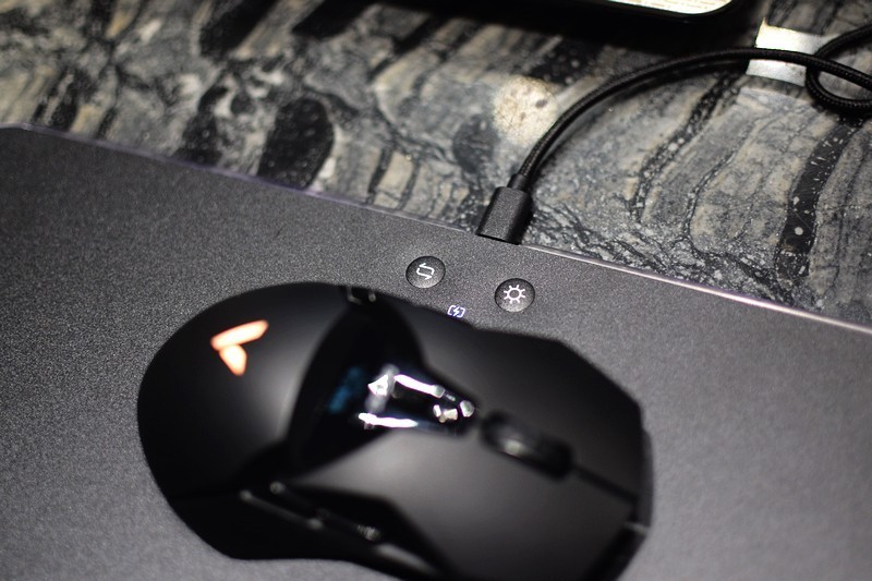 再也不怕没电了 雷柏V10RGB幻彩背光无线充电游戏鼠标硬垫