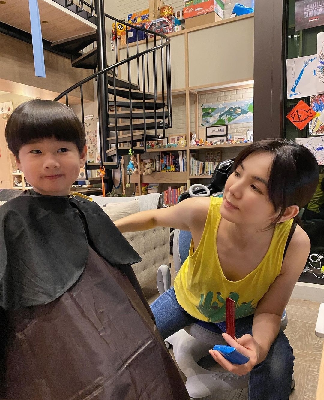 Ella带家人和员工度假，与劲宝DIY披萨，母子欢乐同框画风有爱