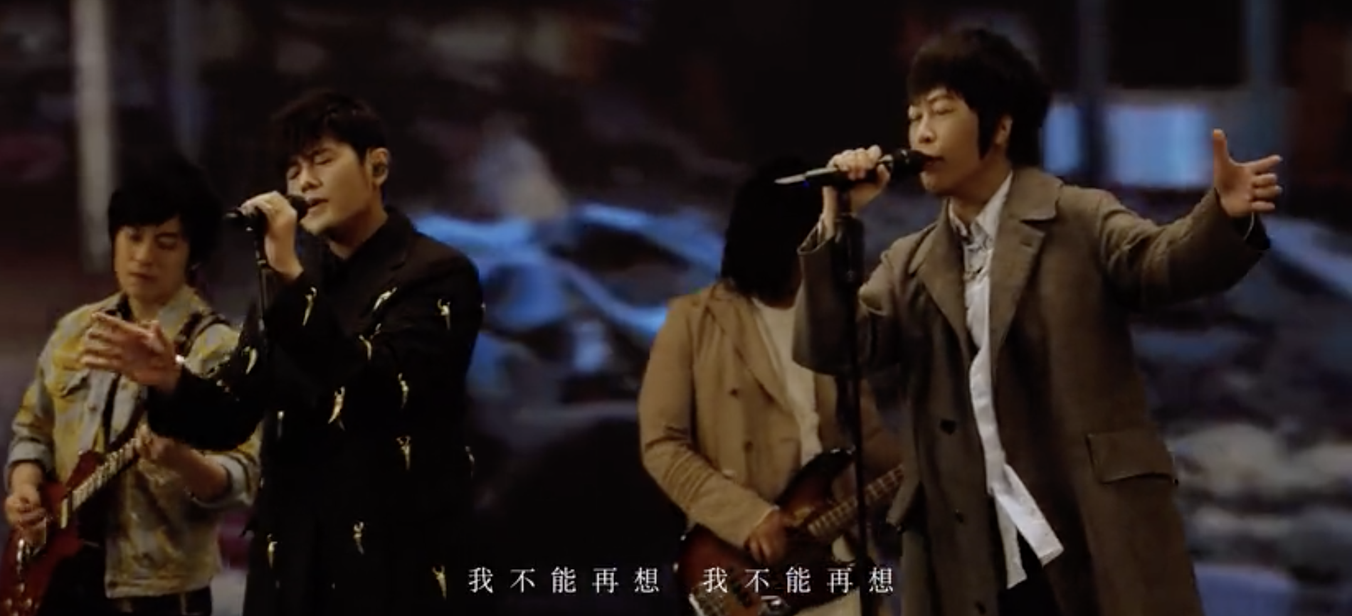 周杰伦元旦晒温馨全家福，女儿越来越像爸爸，儿子长高变帅超有型