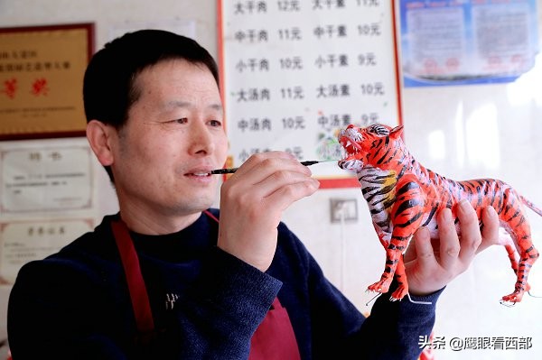甘肃平凉：民间艺人制作“面塑老虎”迎新年 惟妙惟肖惹人爱