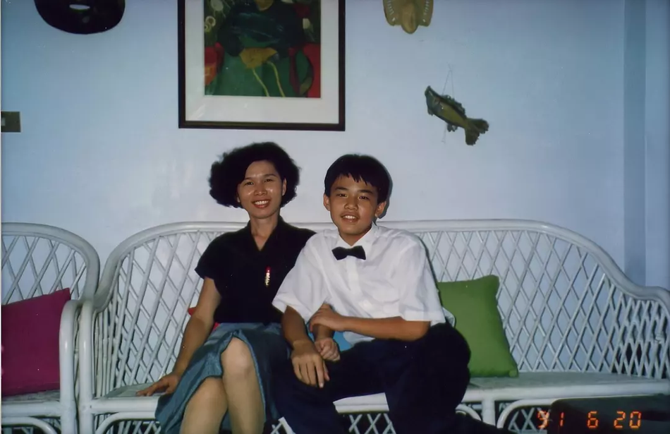 周杰伦晒母子同框，大赞母亲比自己还要潮，71岁周妈妈时尚年轻