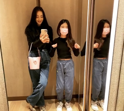 曹格10岁女儿太成熟！穿露脐装挑染黄色卷发，握拳扭腰跳舞太活泼