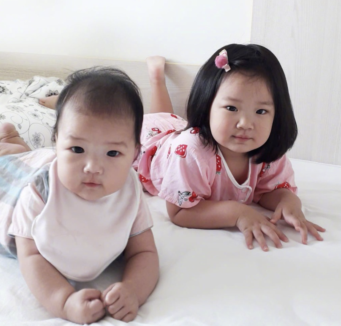 王祖蓝晒全家福为俩女儿庆生，1岁妹妹很高冷，3岁姐姐镜头感十足
