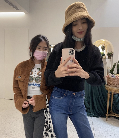 曹格10岁女儿太成熟！穿露脐装挑染黄色卷发，握拳扭腰跳舞太活泼