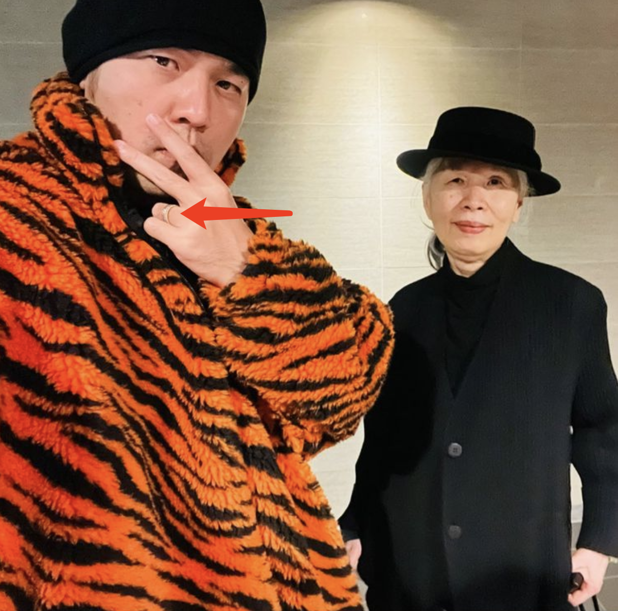 周杰伦晒母子同框，大赞母亲比自己还要潮，71岁周妈妈时尚年轻