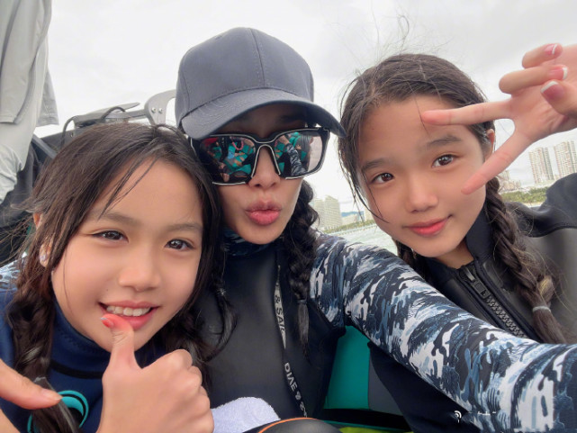 钟丽缇张伦硕带俩女儿冲浪，一家四口久违同框，全是高颜值大长腿