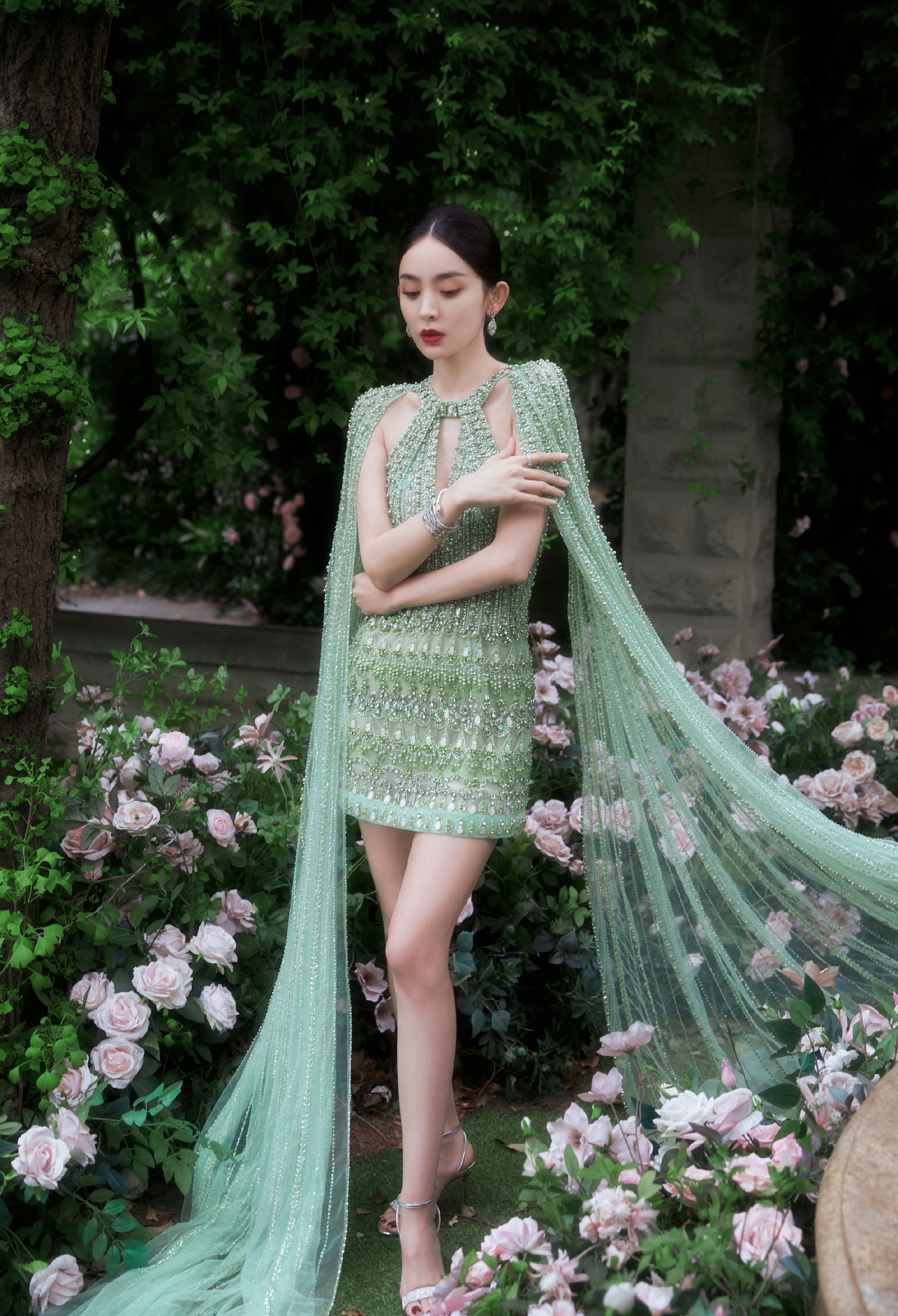 古力娜扎绿色挂脖抹胸珍珠包臀裙绝美写真,一字带高跟鞋美腿迷人最新