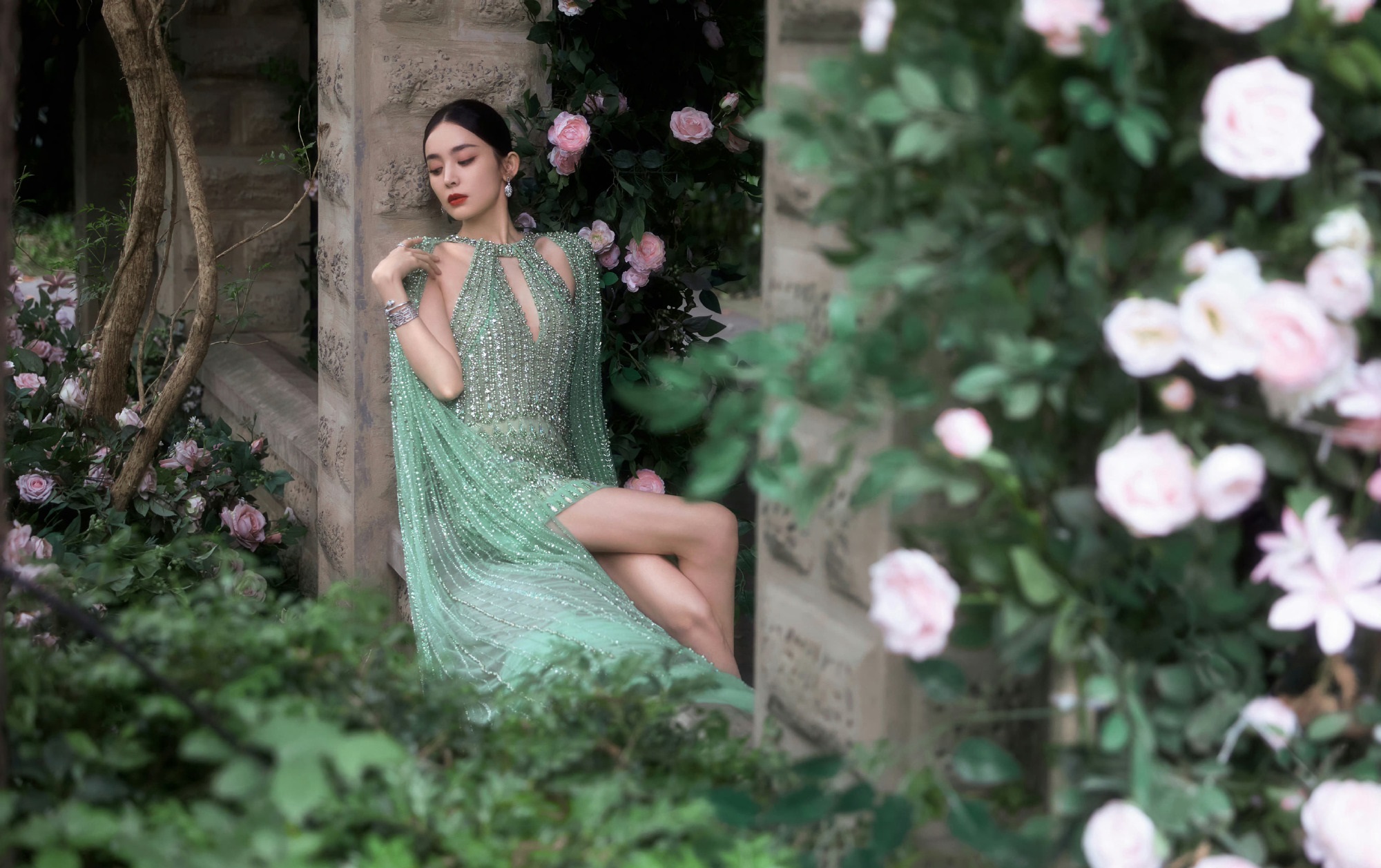 古力娜扎绿色挂脖抹胸珍珠包臀裙绝美写真,一字带高跟鞋美腿迷人最新
