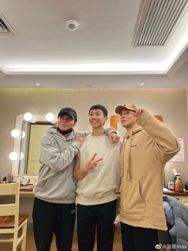 张晋蔡少芬高瀚宇去看白举纲音乐剧，一家四口搞怪拍照，感情超好