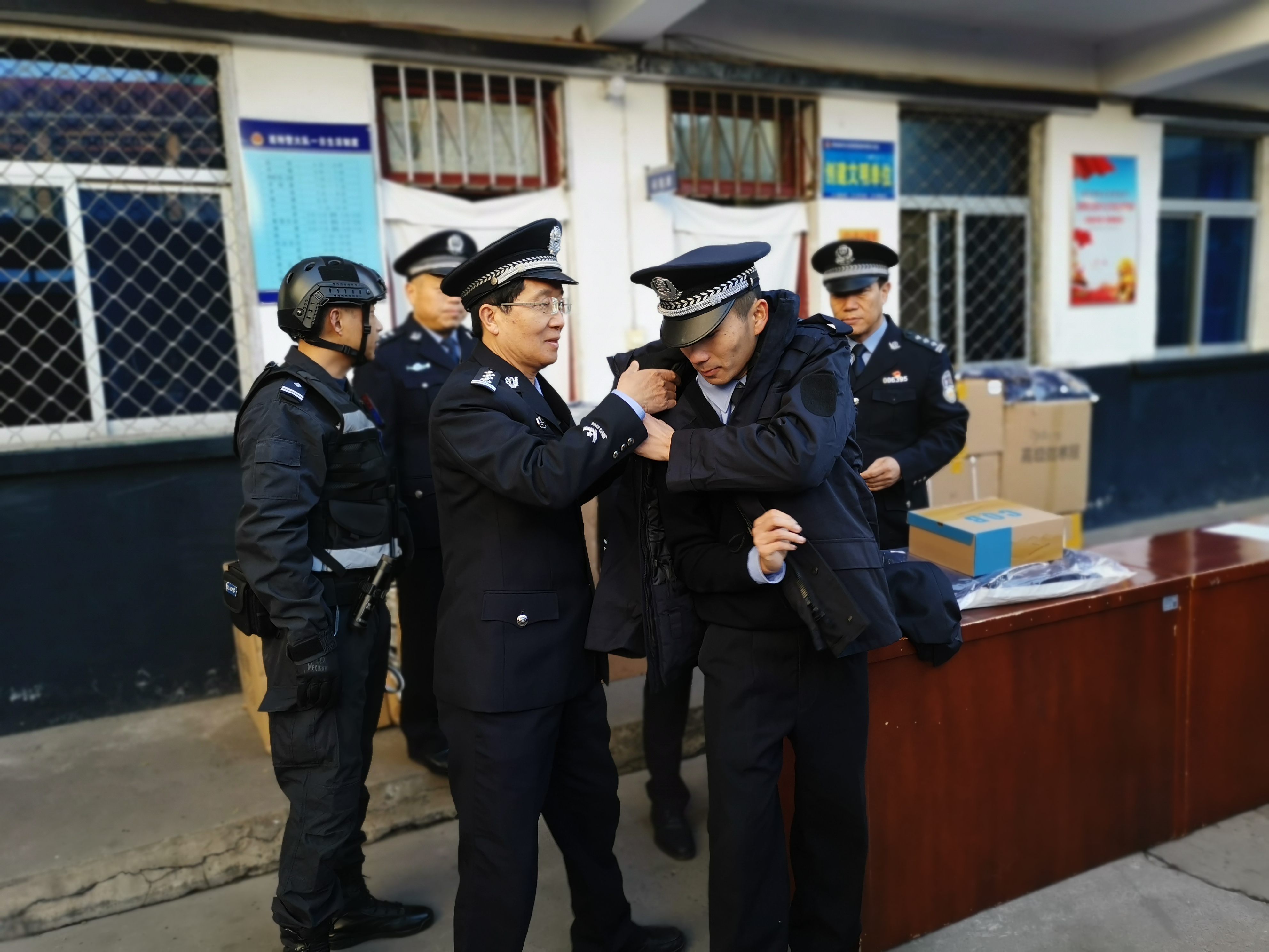 从优待警暖人心忠诚履职保平安韩城市公安局举行辅警冬装发放仪式