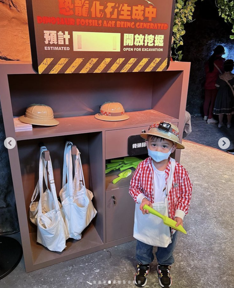胡杏儿老公晒带娃日常，周末陪儿子游儿童展览，一人抱俩娃超有爱