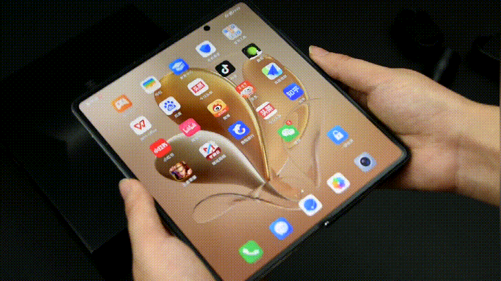 荣耀首款折叠屏Magic V评测：新骁龙8加特，三组镜头影像能力巅峰