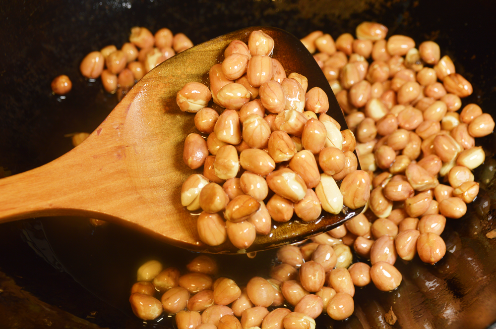 “炸花生米”不要先放油，教你一个正宗做法，花生香脆皮不焦