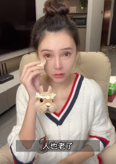 女網(wǎng)紅曬整容前后對比照，直言整容太多臉部松弛老10歲，后悔痛哭