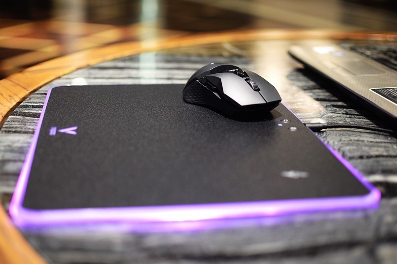 再也不怕没电了 雷柏V10RGB幻彩背光无线充电游戏鼠标硬垫