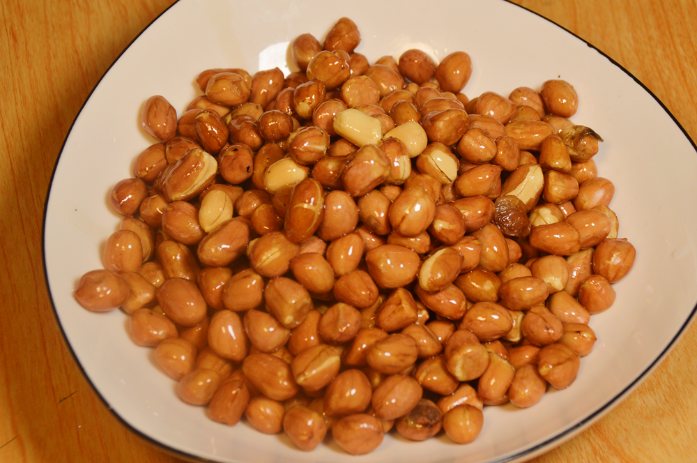 “炸花生米”不要先放油，教你一个正宗做法，花生香脆皮不焦