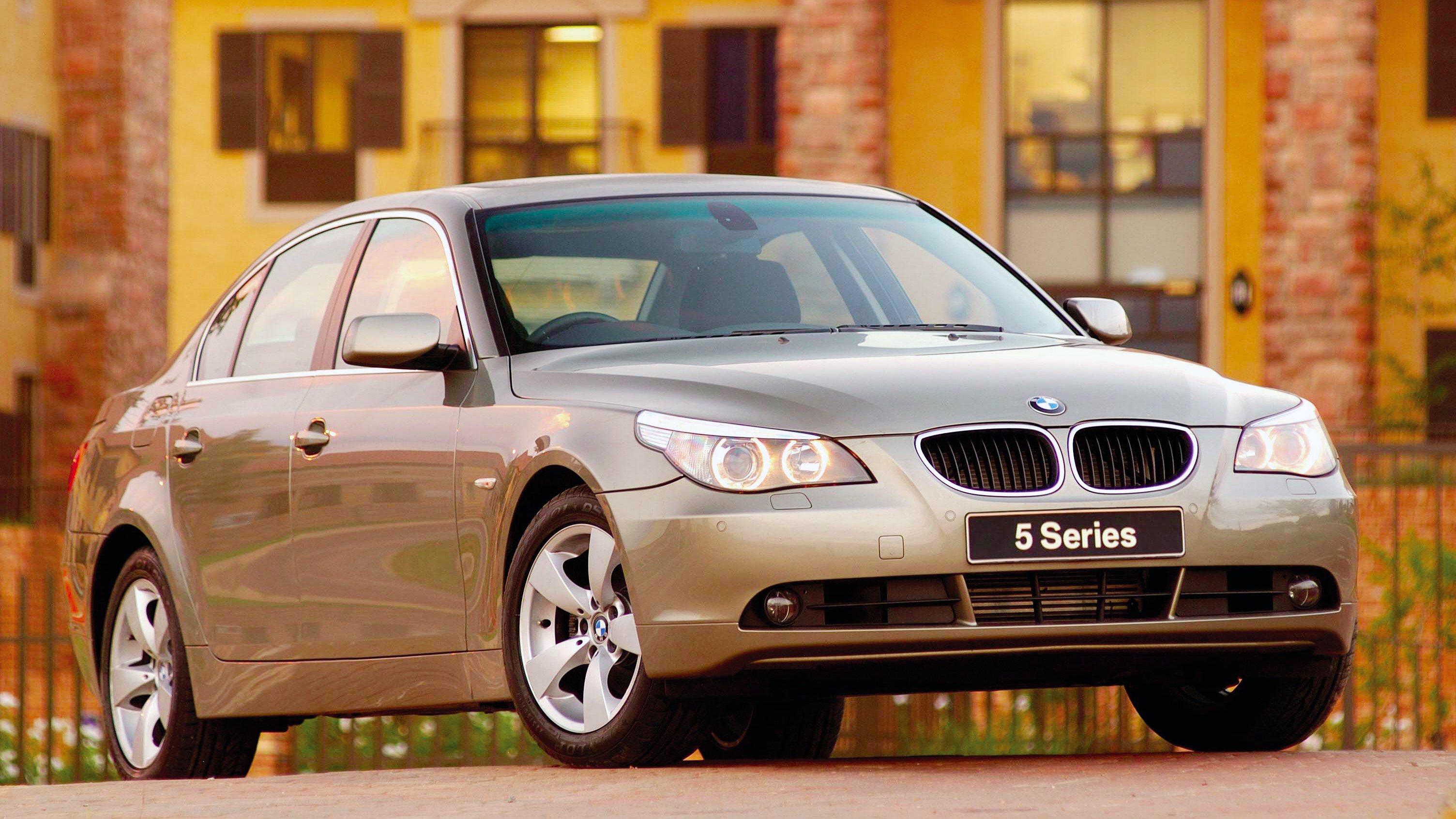 而对于国内的消费者来说,e60也同样有着里程碑式的意义,因为它是国内