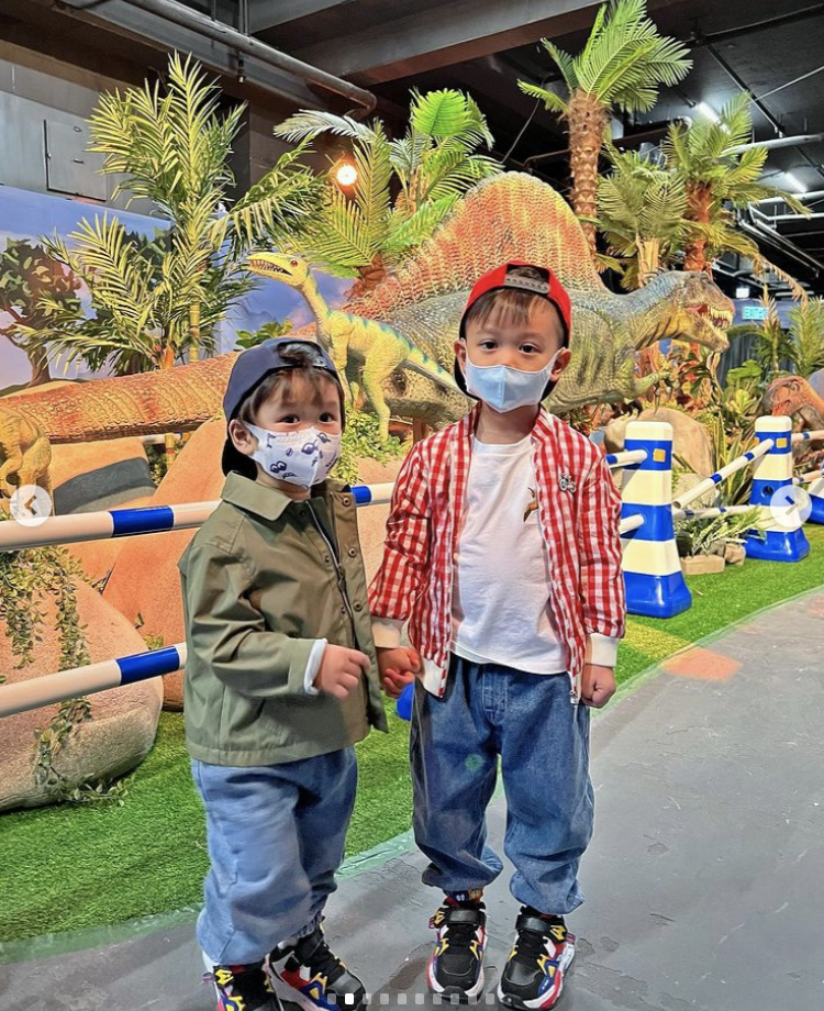 胡杏儿老公晒带娃日常，周末陪儿子游儿童展览，一人抱俩娃超有爱