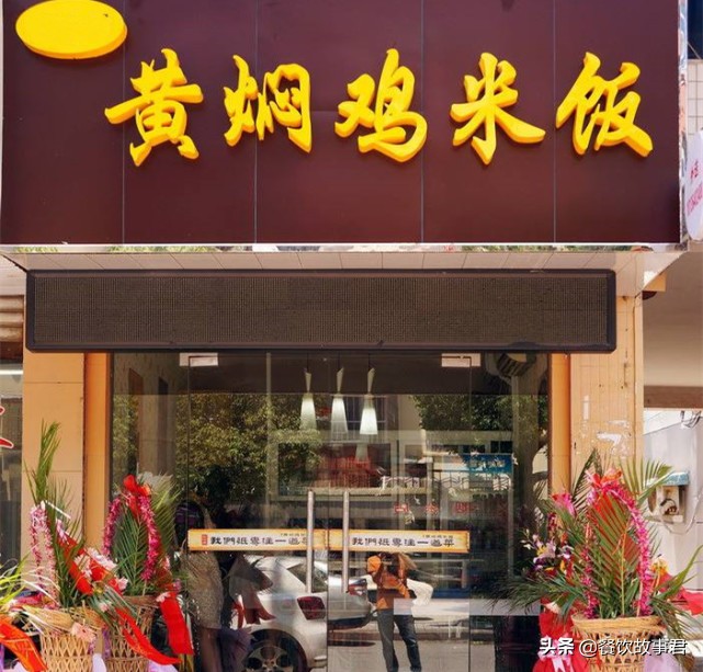 饭店夫妻为何在空旷餐厅内相拥痛哭，你知道餐饮生意有多难？