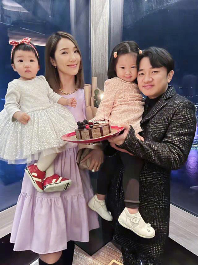 李亚男晒带娃日常，1岁小女儿学会走路，姐姐为妹妹加油超有爱