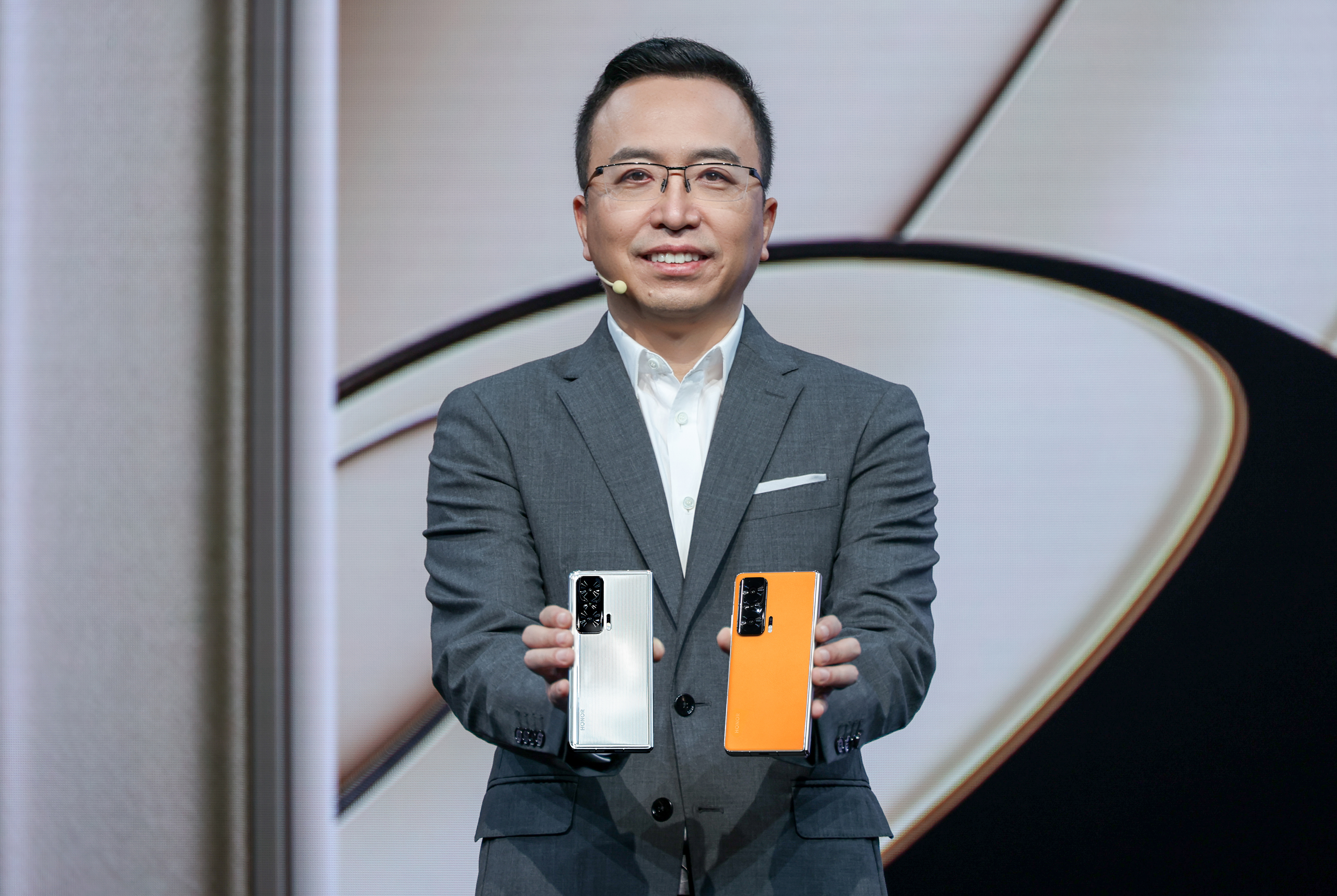 荣耀首款折叠屏荣耀Magic V发布：万元内售价，科技理想主义新高端