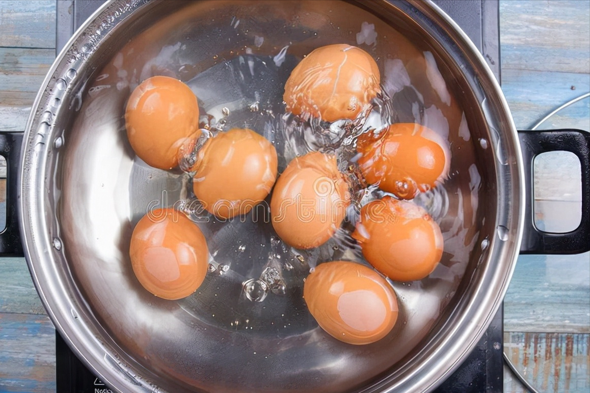 煮鸡蛋，只用清水就错了，多加这2步，鸡蛋又香又嫩，蛋壳更好剥