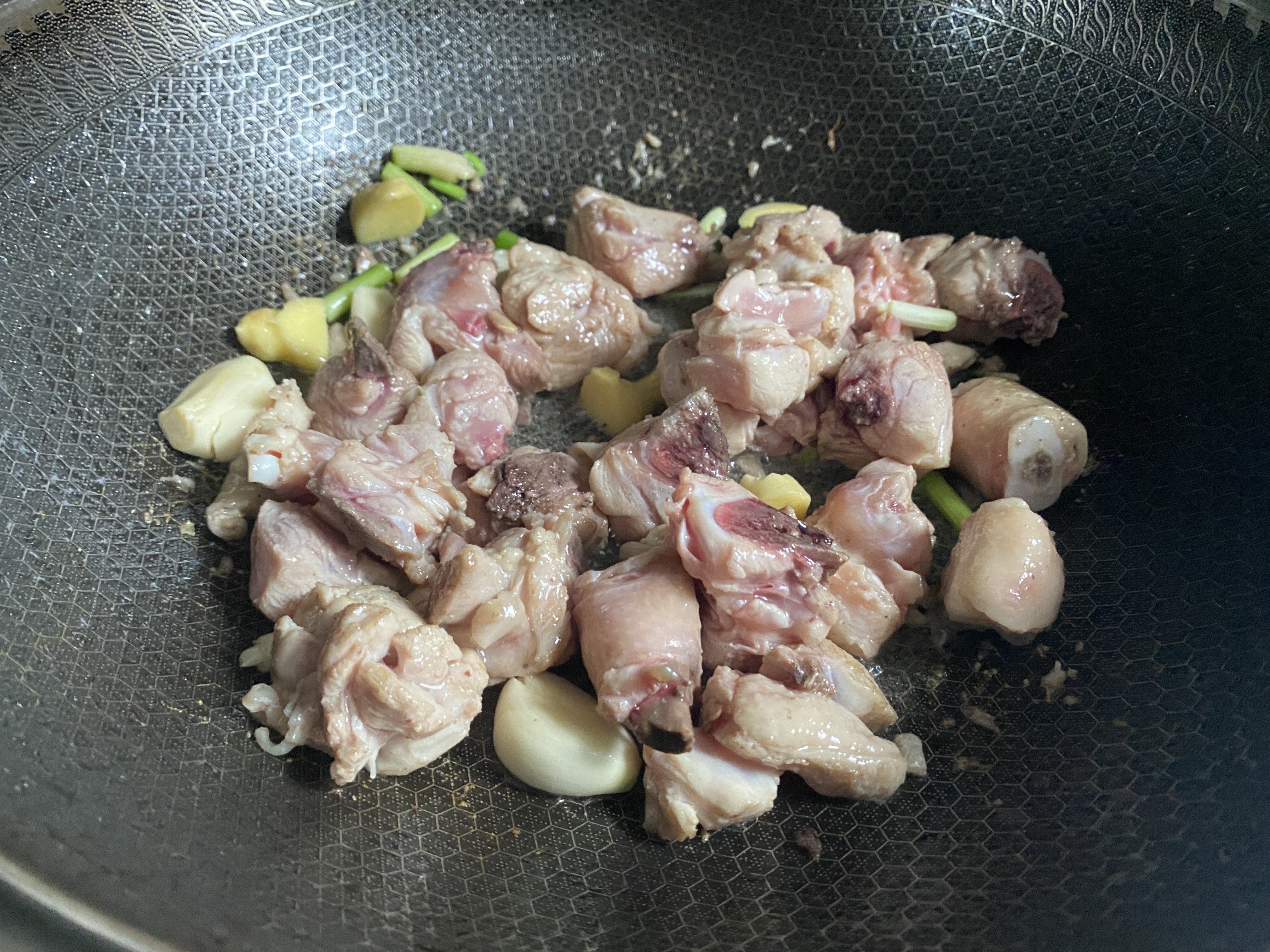 黄焖鸡到底加了什么料才那么香？除了盐和味精，最关键的是这味料