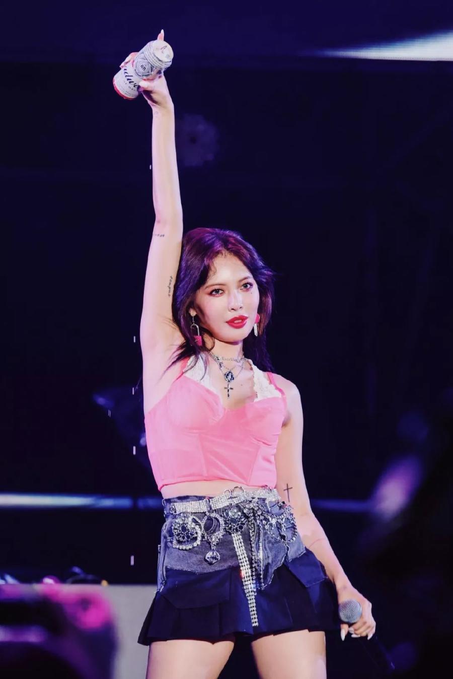 随着一次又一次的实践检验,这种大胆的表演方式似乎成了金泫雅的标签