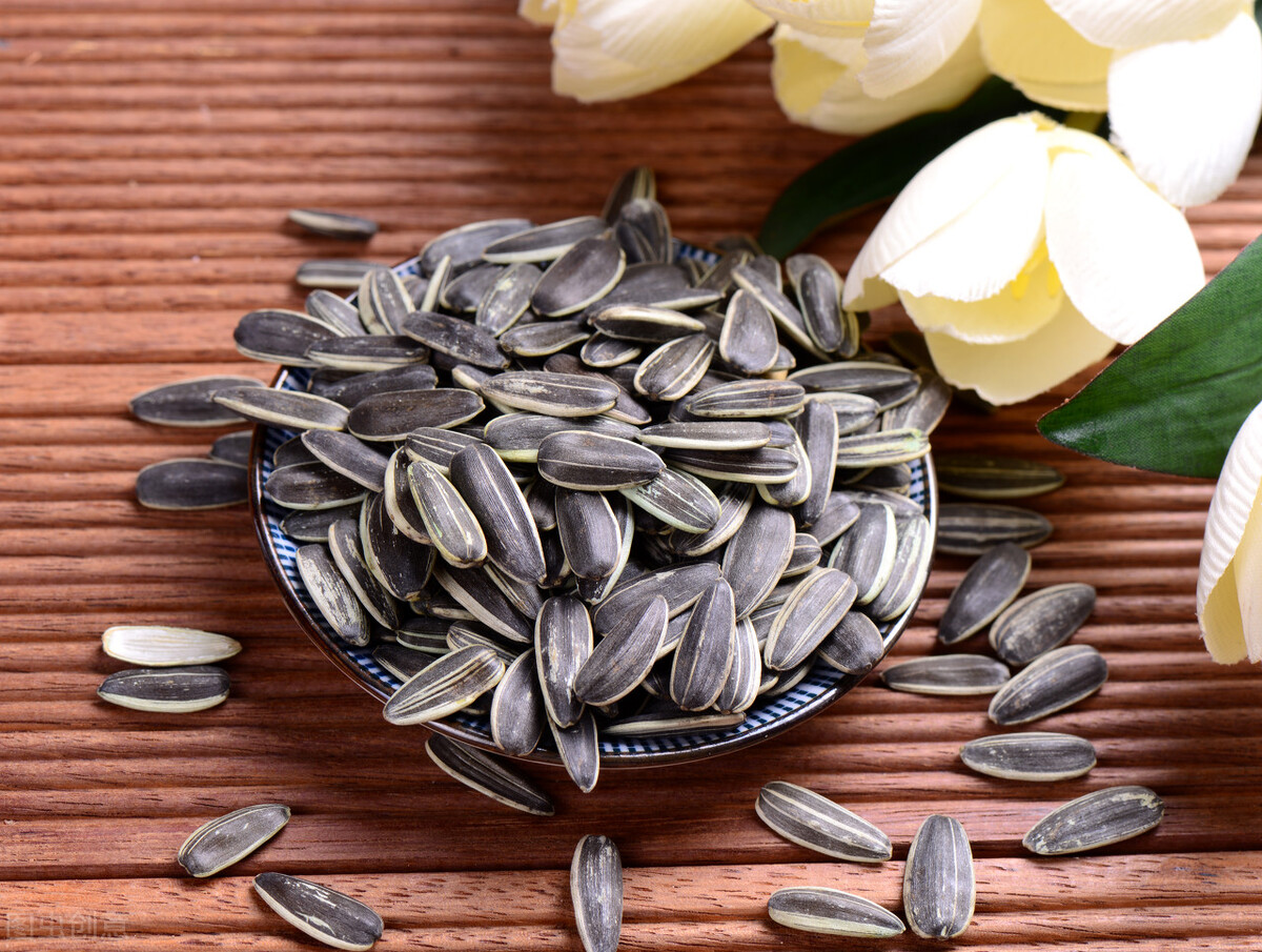 吃一把瓜子等于喝一勺油？教你正确吃瓜子的方法，吃出营养和健康