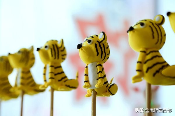 甘肃平凉：民间艺人制作“面塑老虎”迎新年 惟妙惟肖惹人爱