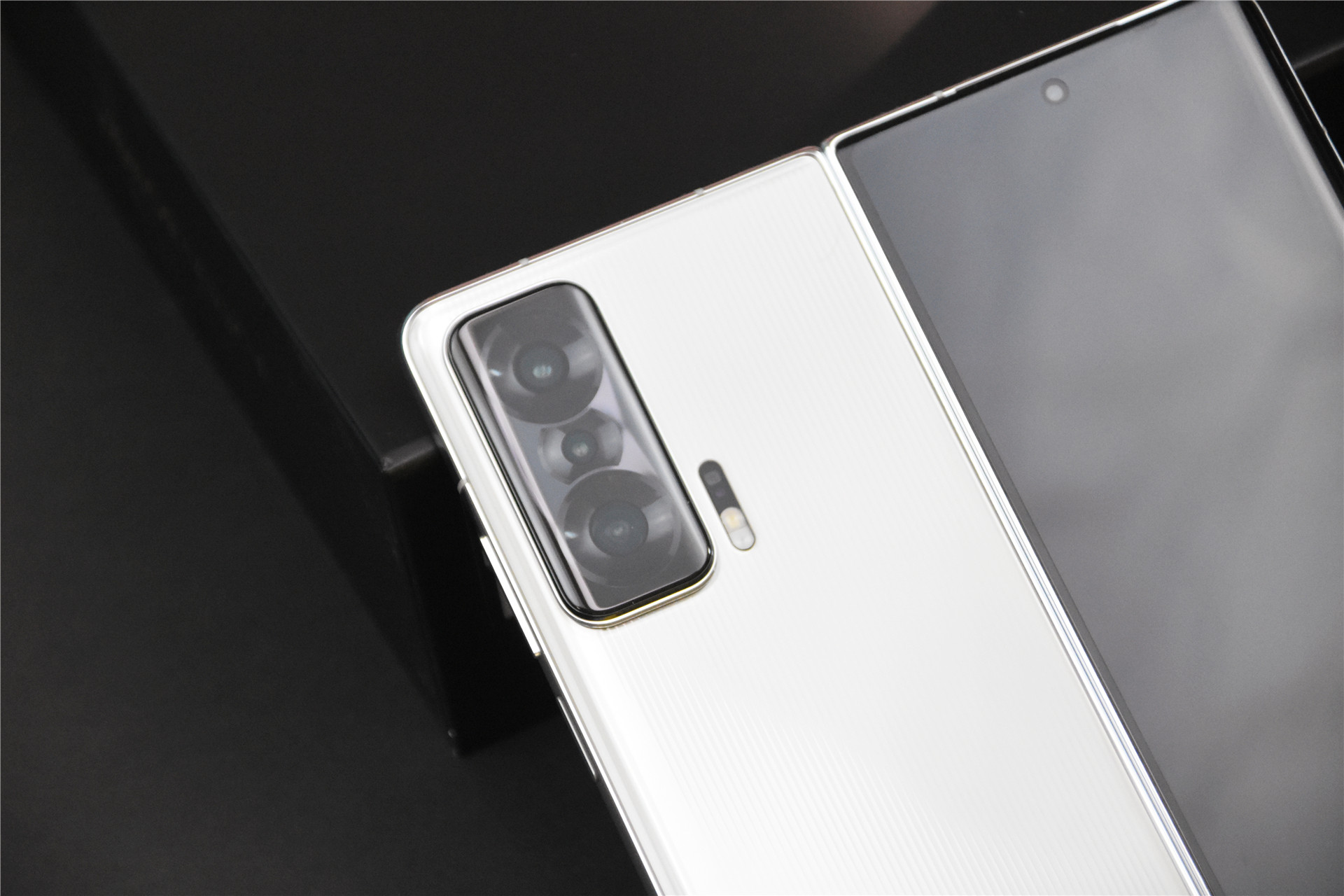 荣耀首款折叠屏Magic V评测：新骁龙8加特，三组镜头影像能力巅峰