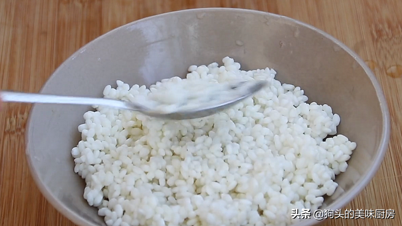 糯米拿碗一扣，香甜又软糯，女孩子要多吃，暖身又暖胃，营养好吃