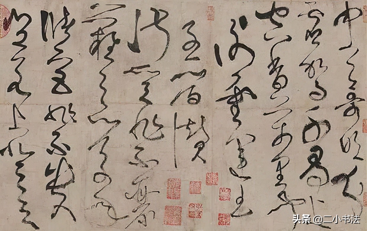 一个人表演，一群人围观，书法作为舞台表演合适吗？