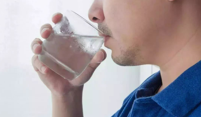 上厕所时尿液发黄，并伴有一股“异味”？或和这4种因素有关