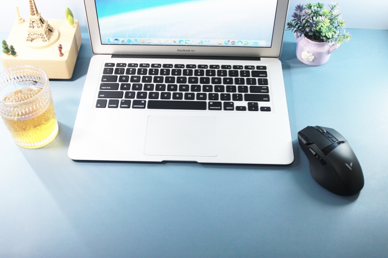 酷炫外设新选择—雷柏V10RGB幻彩背光无线充电游戏鼠标套装