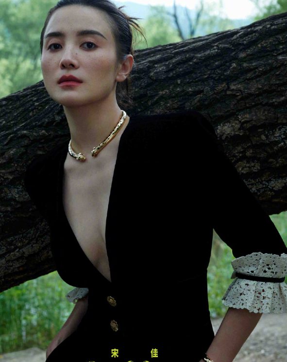 宋佳晒最新时尚大片,穿深v职业装大秀事业线,化雀斑妆韵味满满最新