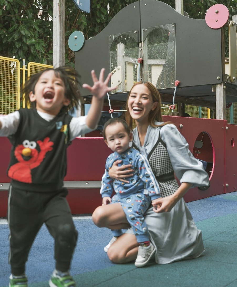 郑嘉颖90后娇妻携子拍广告，母子三人温馨互动，兄弟俩颜值颇高