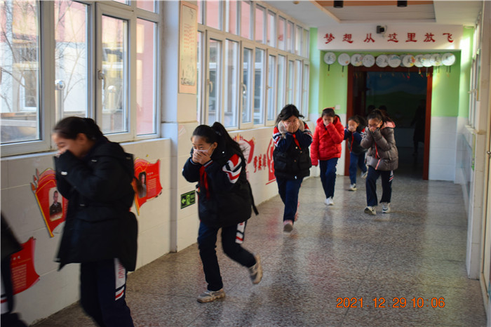 邯山區(qū)美的小學開展消防安全緊急疏散演練(圖3) 邯山區(qū)美的小學開展消防安全緊急疏散演練(圖3)