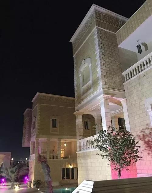 兩個室內泳池，餐廳可容納百人用餐的中東土豪私宅，觀完我很失落
