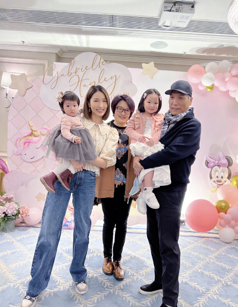 王祖蓝晒全家福为俩女儿庆生，1岁妹妹很高冷，3岁姐姐镜头感十足