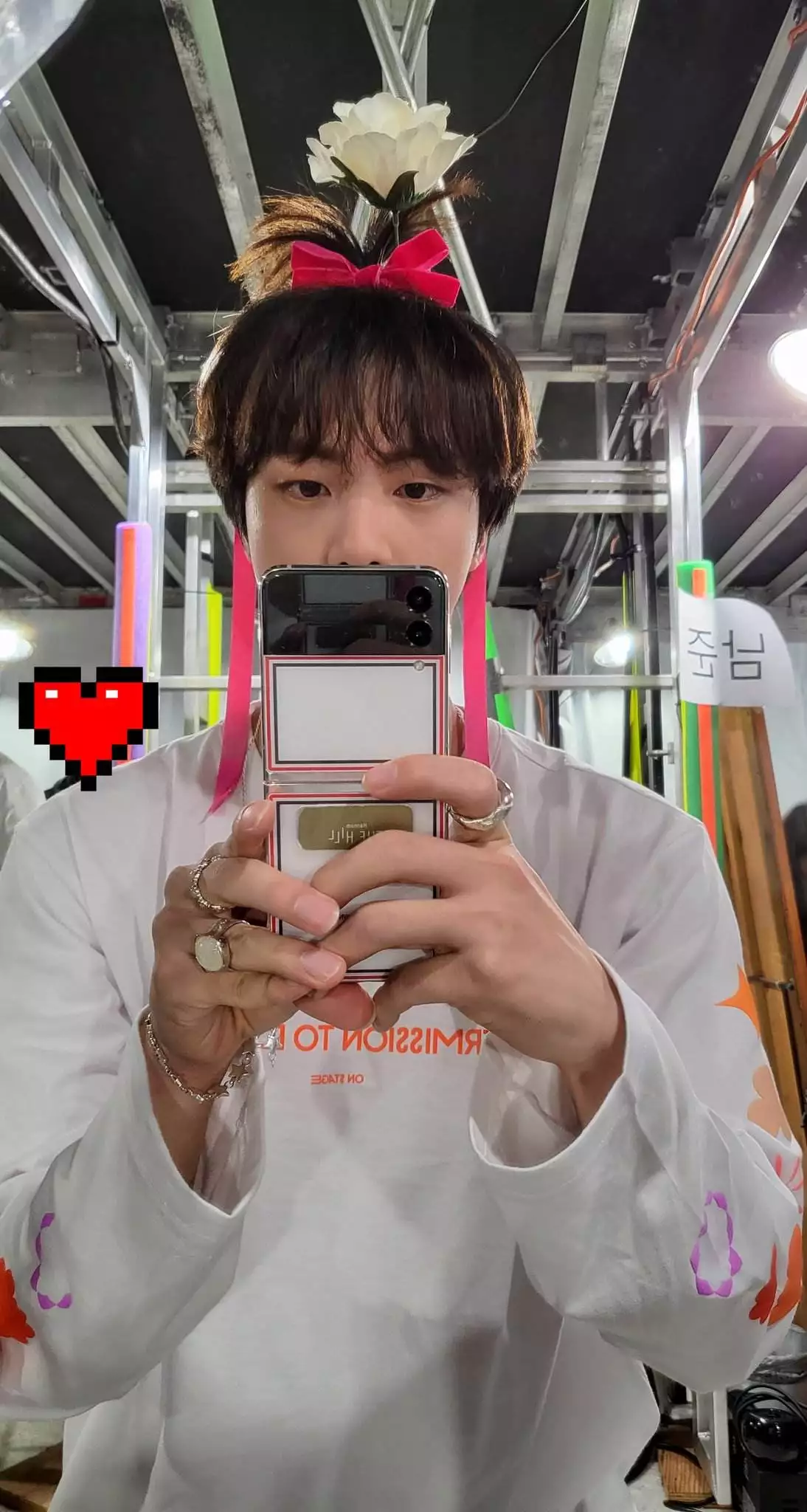 BTS Jin 游乐园巧遇阿米,被问你是世界级帅哥吗?