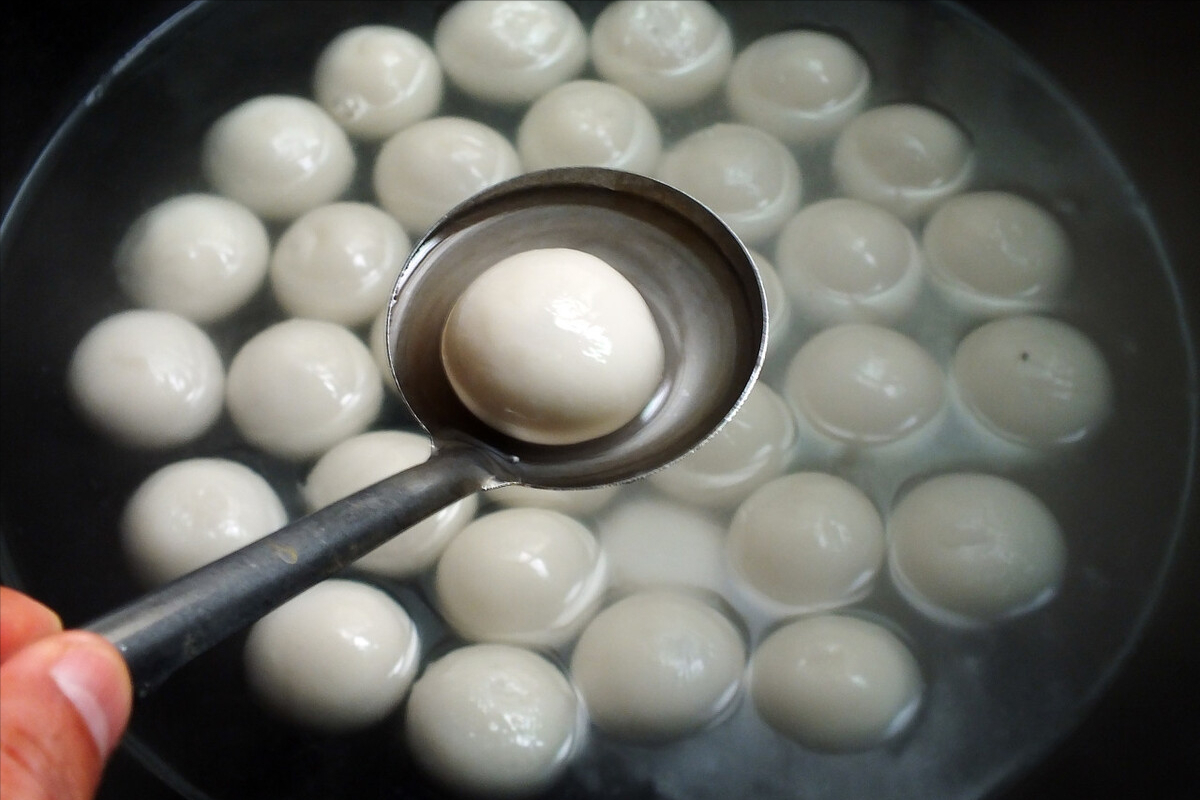 煮汤圆，别再水开就下锅了，记住2个重要步骤，完整好吃不露馅