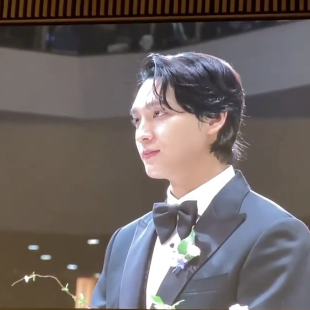 朴信惠崔泰俊说誓词哽咽，忘情接吻超浪漫，新娘孕期过半脸颊圆润