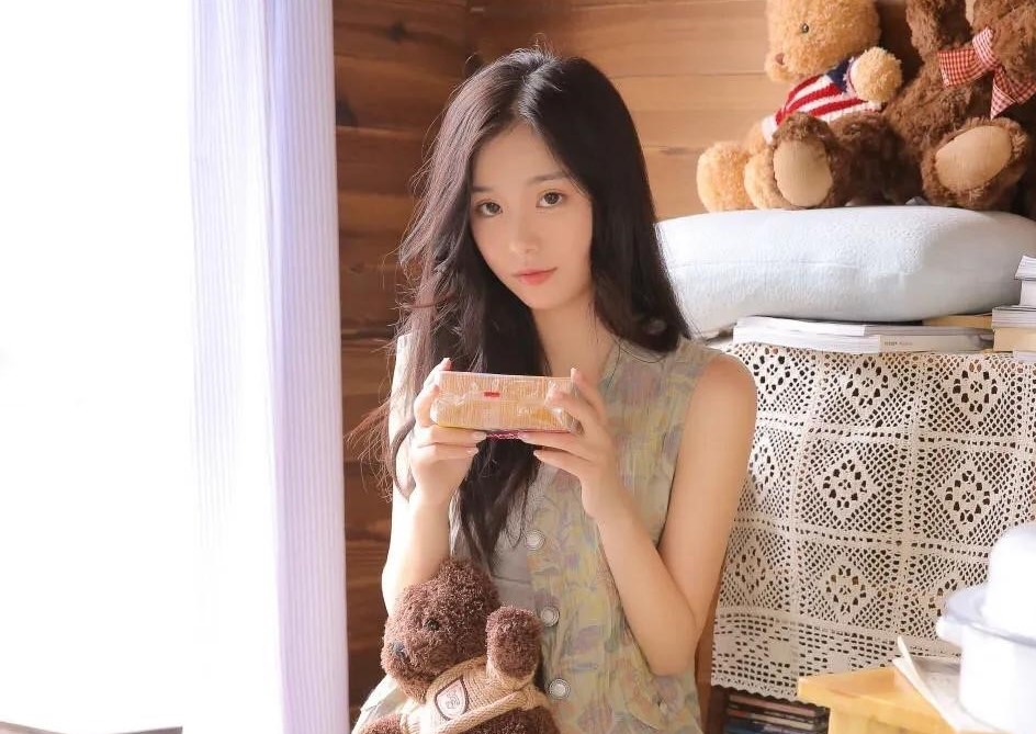 追女孩送什么礼物容易感动（刚追女生可以送礼物吗）