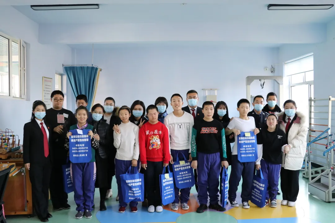 辉南县人民法院走进辉南县特殊教育学校发放“微心愿”物品