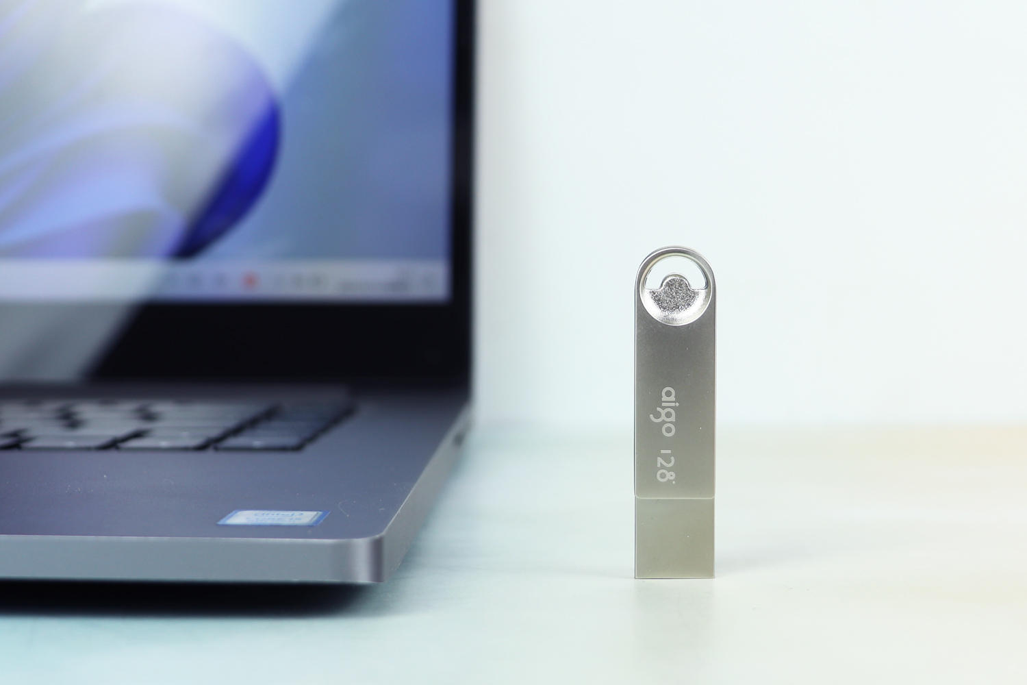 手机空间不够用怎么办？建议试试USB3.2双口手机U盘，直插式扩容