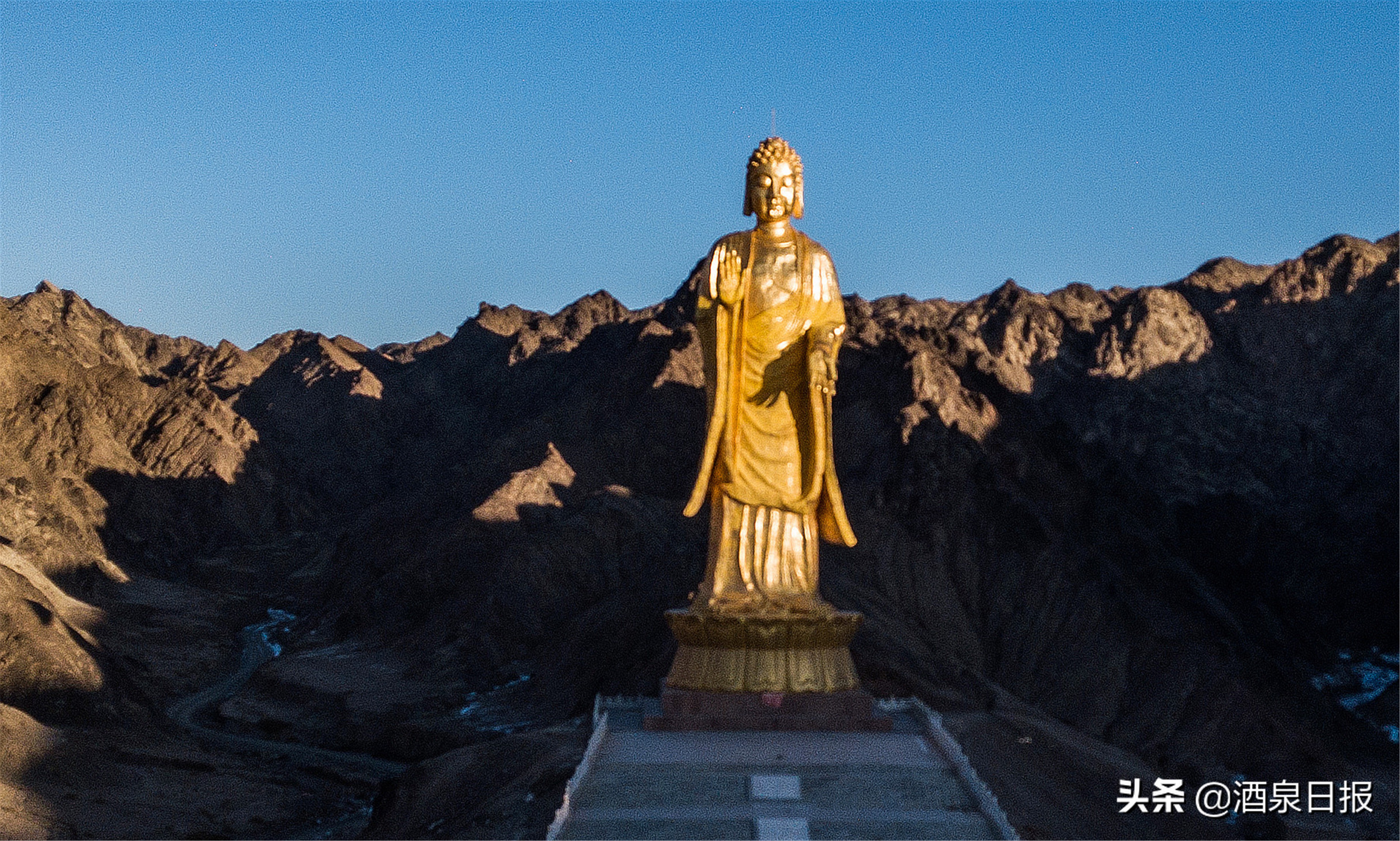 探访冬日敦煌三危山圣景
