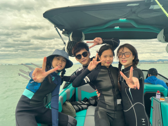 钟丽缇张伦硕带俩女儿冲浪，一家四口久违同框，全是高颜值大长腿