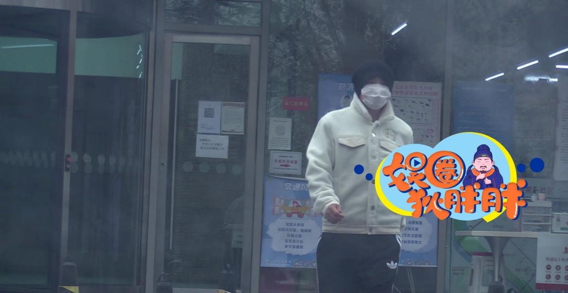 52岁孙楠聚会照曝光，身形消瘦打扮似潮男，高挑帅气颜值回春