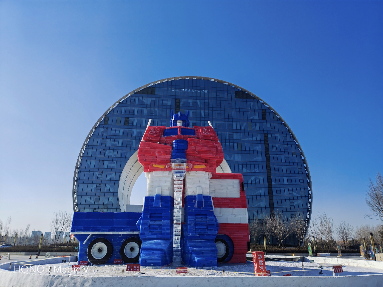 荣耀首款折叠屏Magic V评测：新骁龙8加特，三组镜头影像能力巅峰